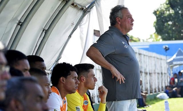 Abel Braga observa partida do Fluminense