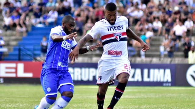 Em seu primeiro jogo em 2018, o Tricolor do Morumbi teve atuação muito abaixo do esperado. Ainda em ritmo de pré-temporada, a equipe de Dorival Júnior foi surpreendida pelo São Bento e perdeu por 2 a 0. Rony e Maicossuel falharam e o garoto Pedro Augusto se salvou entre os estreantes. Veja as notas do LANCE! (por Yago Rudá)