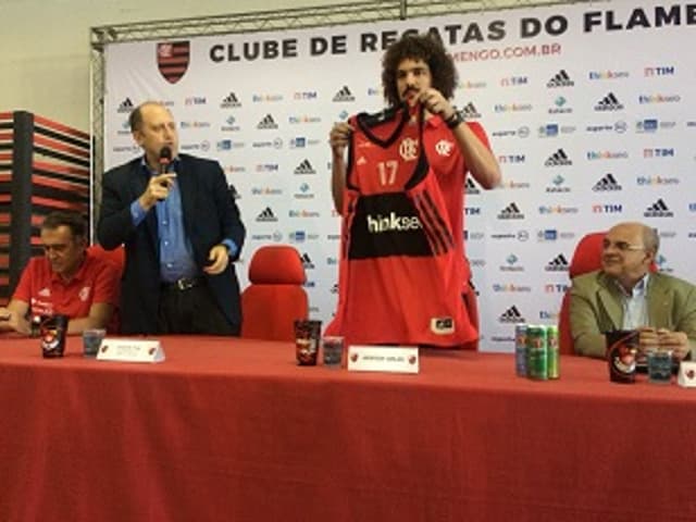 Varejão posa para fotos com a camisa do Flamengo