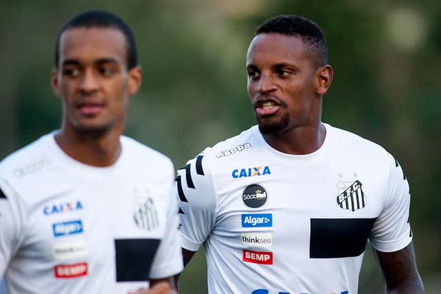 Cleber e Luiz Felipe brigam por uma vaga no time titular do Santos