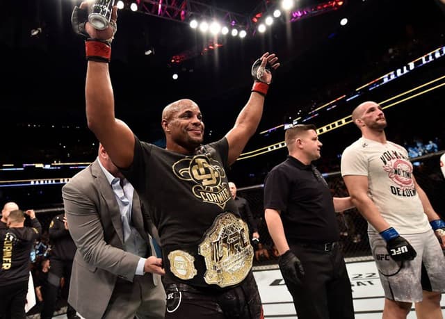 Daniel Cormier manteve o seu cinturão no UFC 220