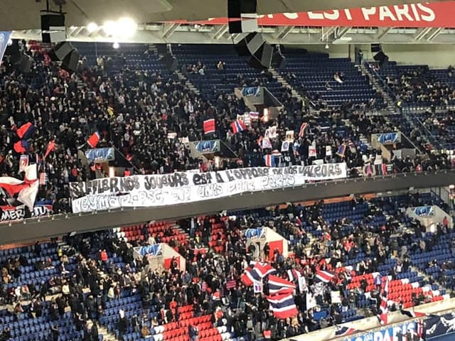 Torcida do PSG apoia Neymar contra o Guingamp