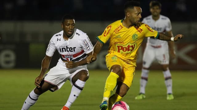 São Paulo conseguiu marcar após dois jogos: Diego Souza mostrou oportunismo e Marcos Guilherme foi o melhor, também com gol na vitória por 2 a 0 sobre o Mirassol. Shaylon vacilou nas finalizações. Veja as notas do LANCE! (por Marcio Porto)