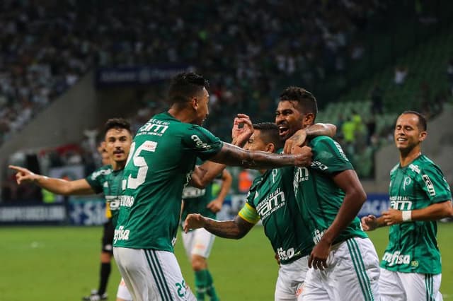 O Palmeiras venceu o Red Bull Brasil por 2 a 1, de virada, no Allianz Parque, com dois gols do volante Thiago Santos. Jailson defendeu um pênalti quando a partida estava 1 a 1, no segundo tempo. Veja as notas do LANCE! para os jogadores do Verdão (por Thiago Ferri)