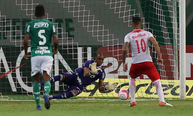 Na noite em que pegou o pênalti de Rodrigo Andrade, Jailson chegou a 24 jogos sem perder no Palmeiras. O 2 a 1 sobre o Red Bull, no Allianz Parque, ampliou marcas impressionantes do goleiro no Verdão. Em 38 partidas pelo clube, ele saiu como vencedor em 25, empatou outras 12 e perdeu apenas uma. Há quase 500 dias. Você lembra qual foi?