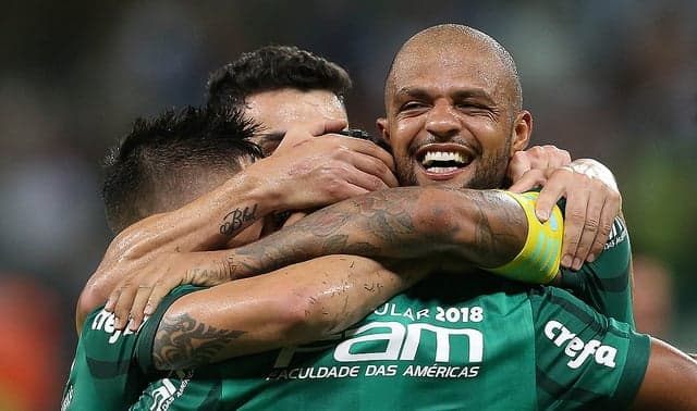 Felipe Melo abraça os companheiros