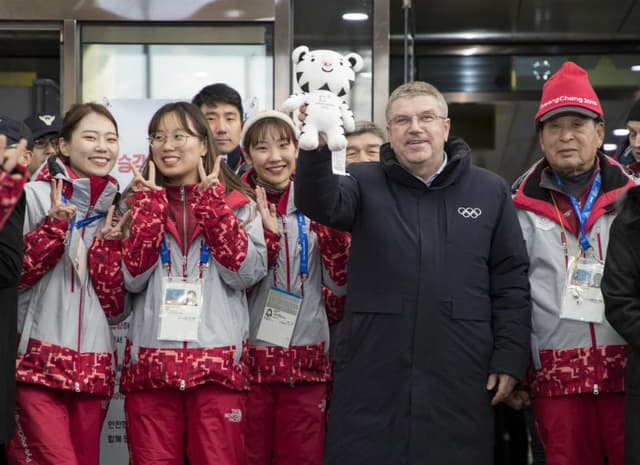 Thomas Bach brinca ao chegar a PyeongChang