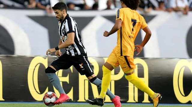 O Botafogo não conseguiu ser efetivo e ficou no empate sem gols com o Madureira neste sábado, no Nilton Santos. Mesmo classificado, o Glorioso deixou o campo vaiado pela torcida e terá o Flamengo pela frente na semifinal da Taça Guanabara. O melhor em campo foi Valencia, que assustou o adversário.&nbsp;Brenner pouco aparece e ficou devendo no ataque (Notas por&nbsp;Vinicius Faustini).