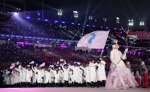 A delegação unificada da Coreia desfila na abertura dos Jogos de PyeongChang