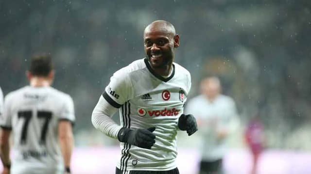 Love comemorando o gol hoje no Besiktas