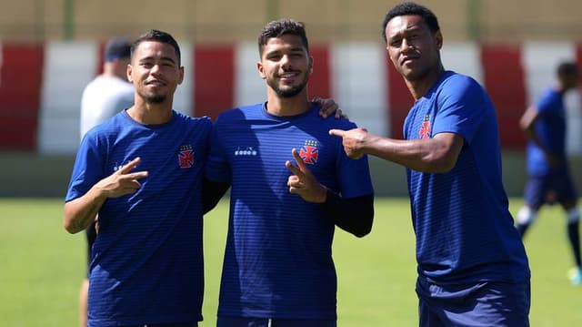 Henrique, Pikachu e Fabrício em treino do Vasco neste domingo de Carnaval. Confira a seguir a galeria LANCE!