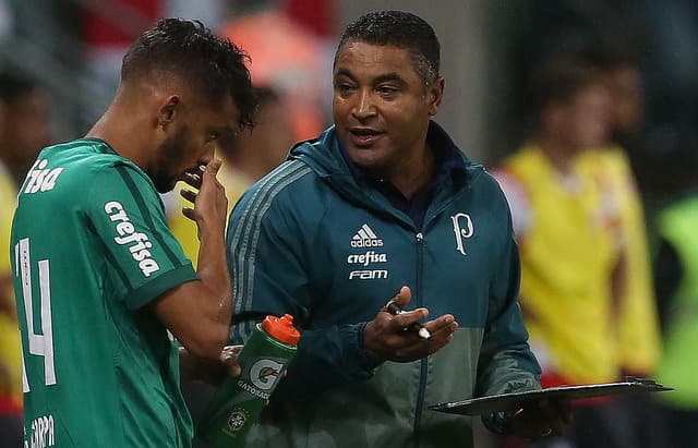 Gustavo Scarpa ouve instruções de Roger antes de entrar contra o Linense