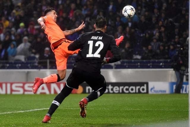 Roberto Firmino (Liverpool): O atacante confirmou a boa fase na carreira (talvez a melhor) e teve mais uma grande atuação pelos Reds. Na goleada por 5 a 0, contra o Porto, em Portugal, o atacante brasileiro fez um gol, deu assistência e foi, de novo, um dos melhores em campo. Na Champions, já são sete gols, e Firmino se mantém na artliharia da equipe na competição. Se fizer mais um gol, o brasileiro supera a lenda do Liverpool, Steve Gerrard, que com sete gols, é o jogador com mais gols tentos pelo clube em uma edição de Champions League.