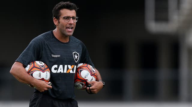 Alberto Valentim vai estrear no comando do Botafogo quinta, às 19h30, diante do Nova Iguaçu, em Édson Passos. Relembre as estreias dos últimos treinadores pelo clube.