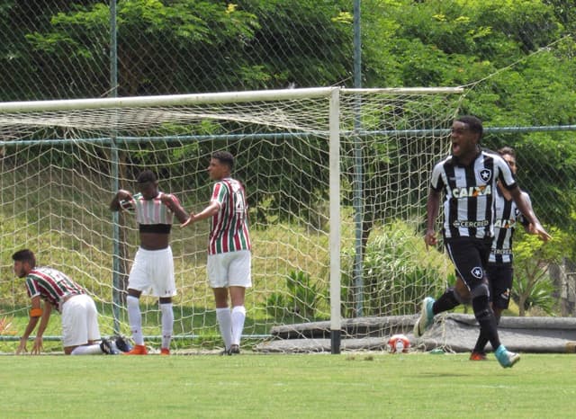 Mateus Bastos, do Botafogo, faz gol contra Fluminense