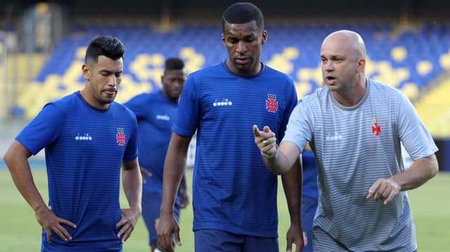 Ricardo Henriques conversa com os jogadores do Vasco. Confira a seguir imagens na galeria especial do LANCE!