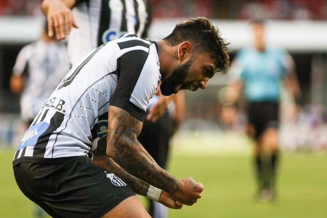 Com raça e frio quando teve chance de marcar, o Santos bateu o São Paulo no Morumbi por 1 a 0. Gabigol balançou a rede e foi um dos destaques do Peixe. O goleiro&nbsp;Vanderlei também fez bonito no clássico. Veja as notas para o Santos. (Por Marcio Porto - marcio@lancenet.com.br)