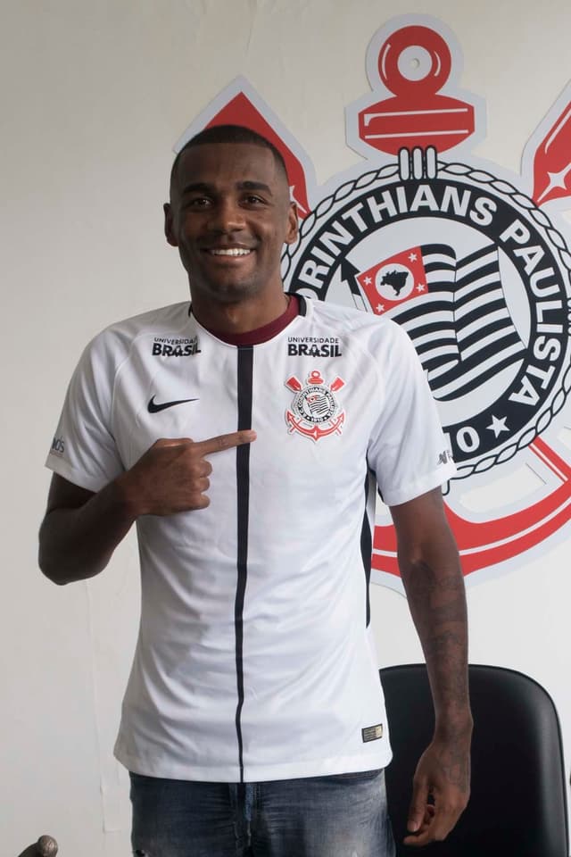 Marllon com a camisa do Timão