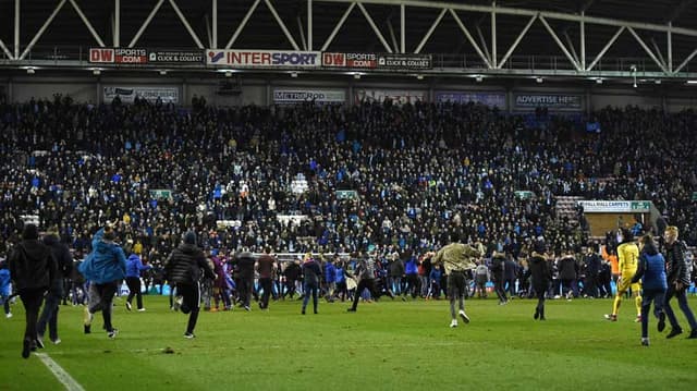 Torcedores invadindo o campo depois do jogo Wigan x Manchester City