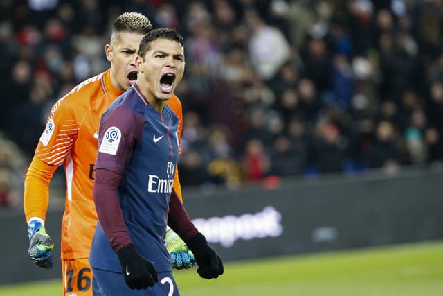 Thiago Silva (PSG) - O zagueiro teve uma atuação segura contra o Olympique de Marselha e não deixou sua equipe sofrer gols.