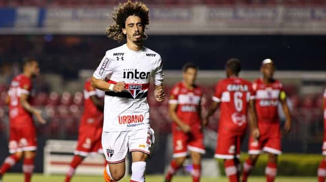 Após três jogos sem vencer, o São Paulo bateu o CRB por 2 a 0, no Morumbi, e abriu vantagem na terceira fase da Copa do Brasil. O goleiro Jean entrou no lugar de Sidão, que sentiu no aquecimento, e estreou sem sustos. Militão fez um gol e foi o melhor em campo, seguido de Valdívia, que marcou pela primeira vez pelo Tricolor. Confira as notas do L! (por William Correia)