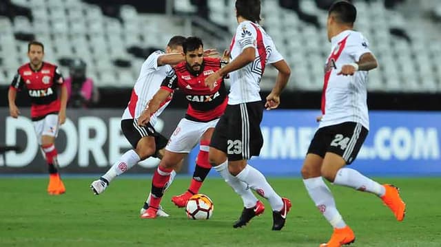 O Flamengo estreou com o pé esquerdo na Libertadores. Nesta quarta-feira, o Rubro-Negro ficou a frente do placar em duas oportunidades, mas deixou a vitória escapar. No fim, 2 a 2 contra o River Plate, no Nilton Santos. Confira as atuações do LANCE! (Notas por Guilherme Abrahão - guilhermeabrahao@lancenet.com.br)