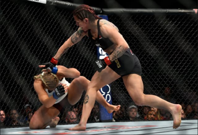 Cris Cyborg nocauteou Yana Kunitskaya no primeiro round