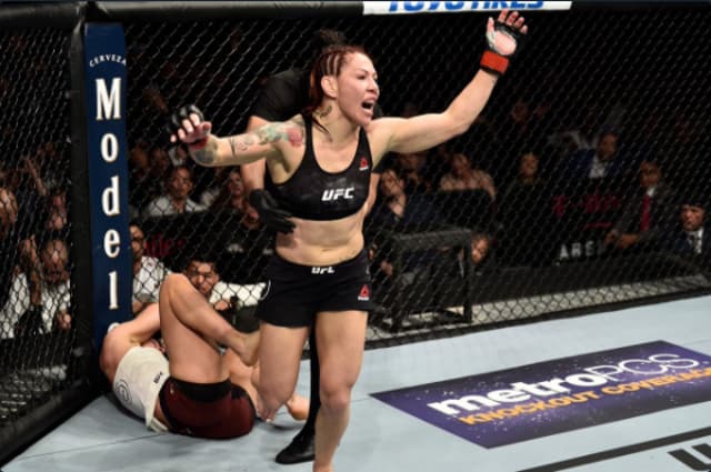 Cris Cyborg nocauteou Yana Kunitskaya no primeiro round