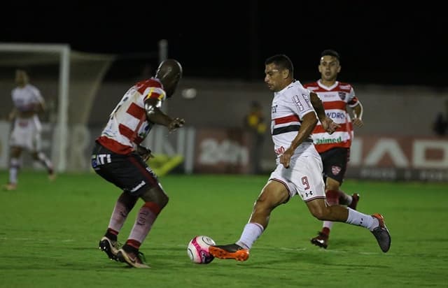 Diego Souza deixou de atuar como referência e, enfim, convenceu no São Paulo