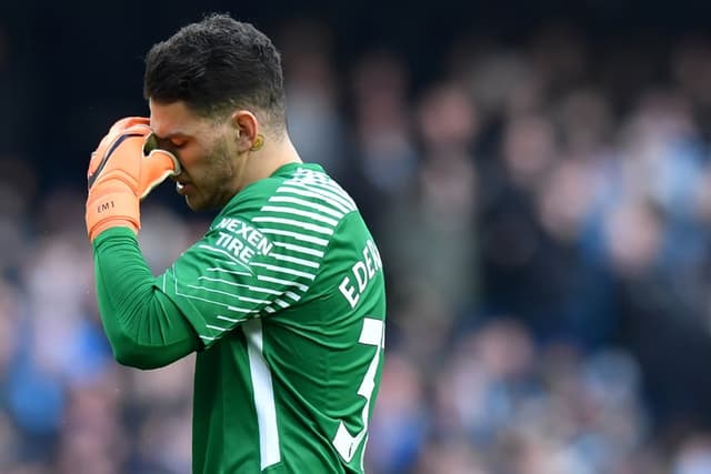 Ederson (Manchester City): O goleiro não teve muito trabalho na vitória contra o Chelsea, por 1 a 0. Com atuação segura, Ederson vem se firmando cada vez mais no time titular de Pep Guardiola e passou mais um jogo sem tomar gols.