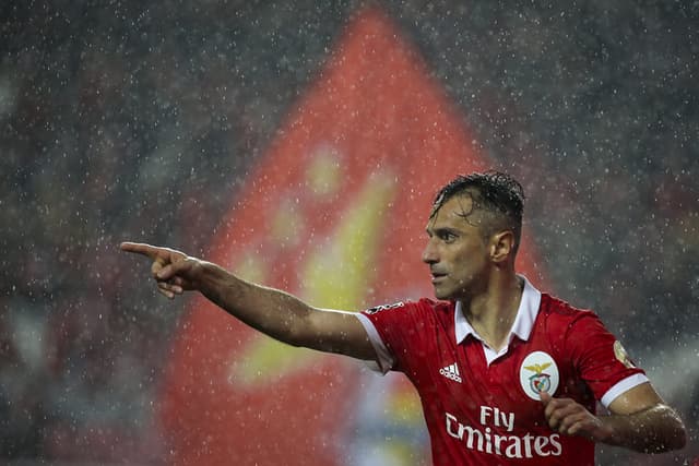 Jonas (Benfica): O atacante Jonas continua fazendo história no Benfica. O time de Lisboa venceu o Marítimo por 5 a 0, com três gols do brasileiro. Jonas já soma 33 gols na temporada, sendo 30 feito no Campeonato Português, onde o brasileiro é artilheiro