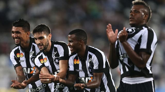 O Botafogo reencontrou o caminho da vitória na Taça Rio. Na noite desta terça-feira, o Glorioso superou o Bangu no Nilton Santos, com um belo gol de Rodrigo Pimpão na etapa final: 1 a 0. O atacante foi um dos destaques da equipe de Alberto Valentim. Mesmo sem ter uma grande atuação coletiva, outros nomes também receberam boas avaliações do LANCE!, exemplos de João Paulo e Marcos Vinícius (Notas por Lazlo Dalfovo - lazlodalfovo@lancenet.com.br).