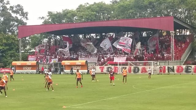 Torcida apoia São Paulo em treino antes do Choque-Rei