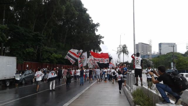 Torcida apoia São Paulo em treino antes do Choque-Rei