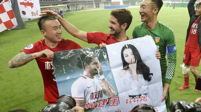 Pato tenta conquistar atriz chinesa e recebe apoio de torcida