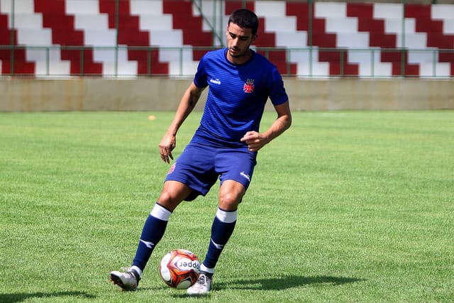 Thiago Galhardo voltou a treinar no CT após virose