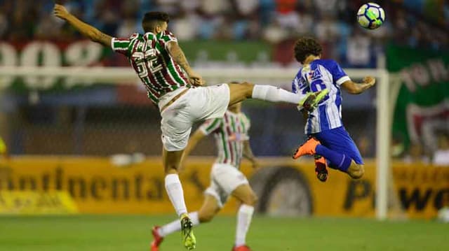 O Fluminense lutou, mas não conseguiu avançar na Copa do Brasil. O Tricolor foi derrotado novamente pelo Avaí nesta quinta-feira, na Ressacada, no seu último capítulo neste ano no torneio: 1 a 0. Escolhido por Abel Braga para entrar na etapa final, Dudu saiu como vilão ao ser expulso com apenas seis minutos em campo. Os melhores do tricolor foram Ayrton e Pedro. Confira, a seguir, as avaliações do LANCE! - (Notas por Alexandre Araújo - alexandrearaujo@lancenet.com.br)<br>