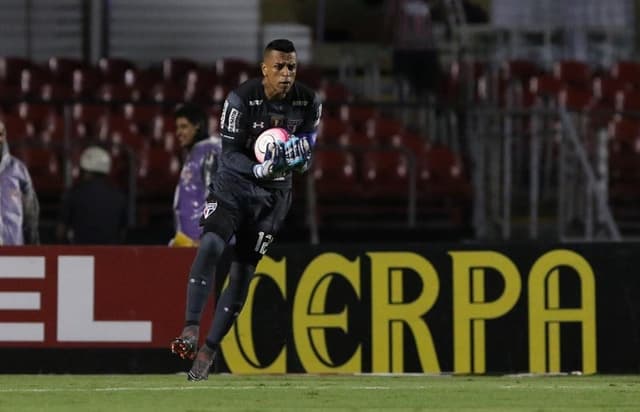 Goleiro Sidão voltou ao time titular do São Paulo na partida da última terça, contra o São Caetano, no Morumbi