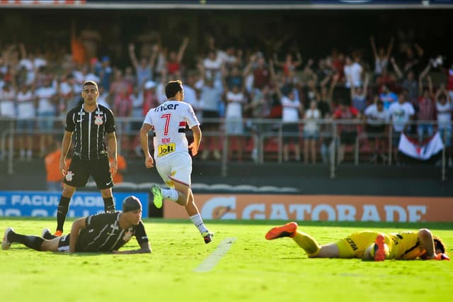 No Morumbi, o São Paulo venceu o Corinthians, por 1 a 0, e largou em vantagem na semifinal com gol de Nene