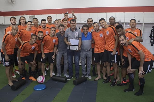 Carille recebeu placa pelos 100 jogos no comando do Corinthians