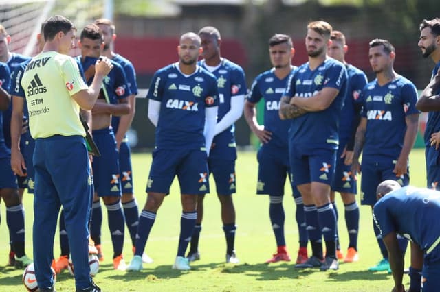 Maurício Barbieri comanda atividade no Ninho do Urubu