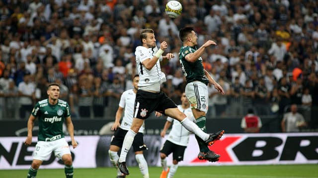 O Corinthians saiu atrás do Palmeiras na disputa do título paulista. Em casa, a equipe levou u gol logo no começo, após falha na saída de jogo, e não conseguiu reagir. Time lutou bastante, mas esbarrou na boa marcação rival a partir do meio de campo (notas por Gabriela Brino)