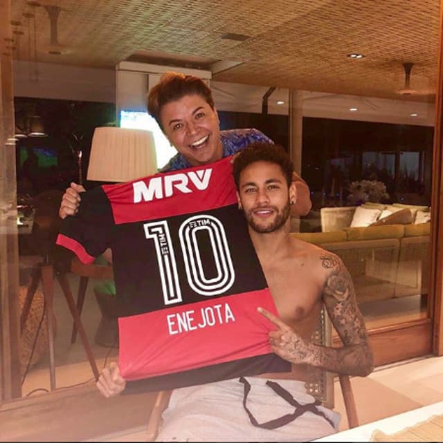 Neymar posa com camisa do Flamengo ao lado de David Brazil