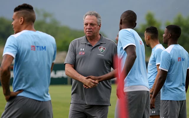 Abel Braga e jogadores no treino do Fluminense