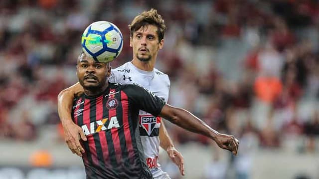 A vitória do Atlético-PR diante do São Paulo, por 2 a 1, foi construída nos erros individuais do sistema defensivo do Tricolor. De volta ao clube do Morumbi após defender a seleção brasileira, o zagueiro Rodrigo Caio foi o mais instável da equipe. Falhou no primeiro gol do Furacão e não conseguiu cortar a bola no segundo. Em compensação, o volante Jucilei saiu do campo da Arena da Baixada como destaque positivo (por Yago Rudá)