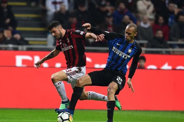 Miranda (Inter de Milão) - No clássico local pelo Italiano, contra o Milan, o zagueiro teve uma atuação segura e não comprometeu no empate em 0 a 0.