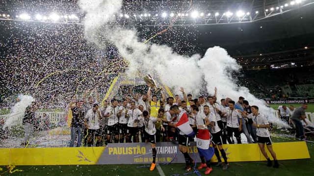 Após 35 anos, o Corinthians é bicampeão paulista! A conquista do 29º título estadual, saborosa por ser na casa do Palmeiras, aumenta ainda mais a supremacia no Estado, deixando cada vez mais para trás o Verdão (22), Santos (22) e São Paulo (21). Viaje no tempo por fotos e relembre todas as épocas de conquistas do Timão, o dono de São Paulo...