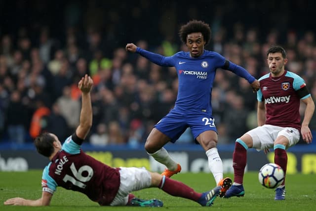 Willian (Chelsea) - O brasileiro teve uma atuação apenas razoável no empate em 1 a 1, com o West Ham. Willian continua sendo um dos jogadores mais perigosos do Chelsea. No jogo, foram cinco chutes a gol, mesmo número de Hazard.&nbsp;Porém, suas tentativas não foram suficientemente boas para ampliar o placar e garantir a vitória dos Blues.