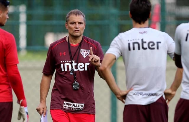 Treinador uruguaio convidou a equipe sub-19 do Tricolor para o treino desta segunda