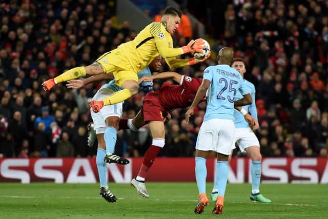 Depois de perder o primeiro jogo por 3 a 0, o City tinha que repetir o placar, caso quisesse cogitar a classificação. Ederson, no jogo de ida, não teve culpa nos gols, o que se repetiu na volta. Não se pode responsabilizar o atleta em nenhum dos dois gols sofridos, na derrota de 2 a 1 para o Liverpool e que custou a eliminação ao time de Pep Guardiola. O goleiro continua tendo atuações seguras, porém a defesa do City estava bem fragilizada e sofreu bastante com o gol de empate, feito pelo craque egípcio, Salah